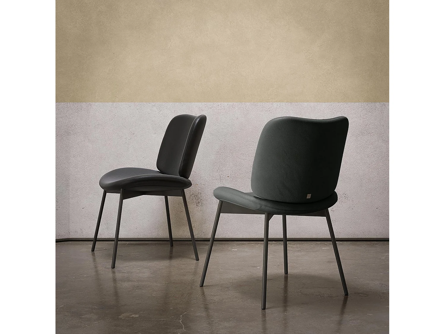 Ensemble de 2 chaises en mako - structure gris charbon, faux cuir nubuck gris