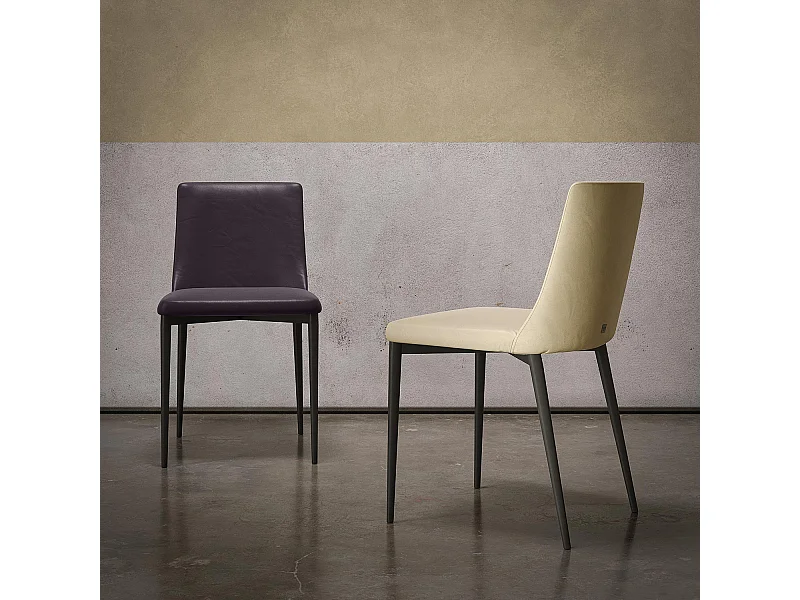 Ensemble de deux chaises en structure gris charbon antéa aubergine eco-cuir