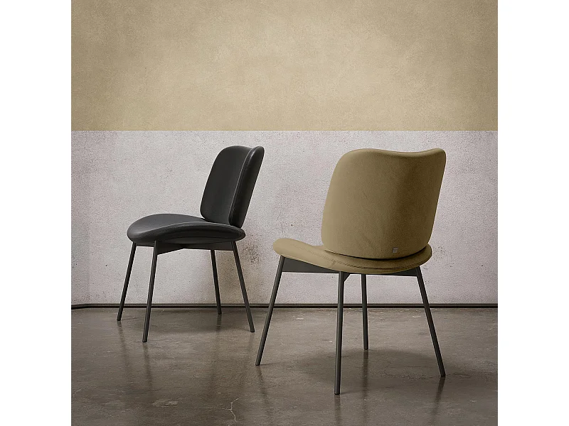 Ensemble de 2 chaises en mako - structure gris charbon, faux cuir taupe