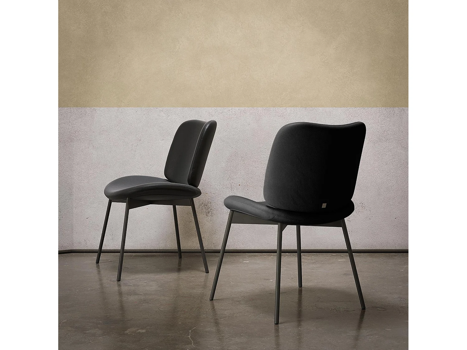 Ensemble de 2 chaises en mako - cadre gris charbon, faux cuir noir