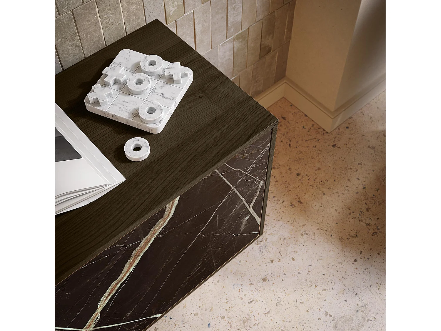 Aurea dressoir met 2 deuren - donker eikenhout gebouw, antracietgrijs, calcatta zwarte glazen deur bedrukt