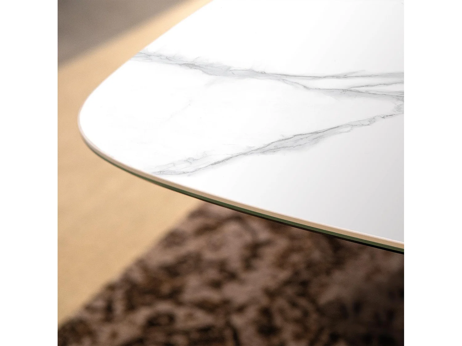 Table fixe en ruban - gris charbon, bord incliné du tonneau, dessus en grès porcel. statuaires très élevées