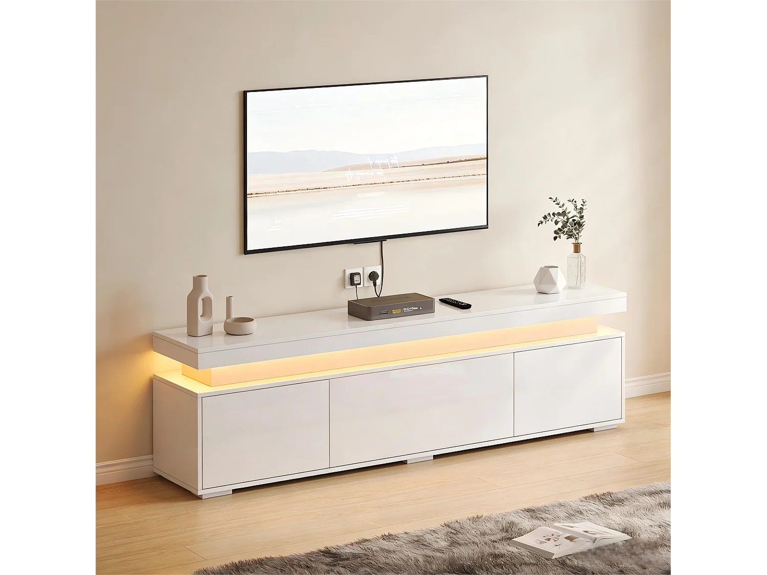 TV-Möbel fürs Wohnzimmer – 150 x 35 x 43 cm – mit 3 Türen, LED-Beleuchtung und Staufächern – Spanplatte – weiß