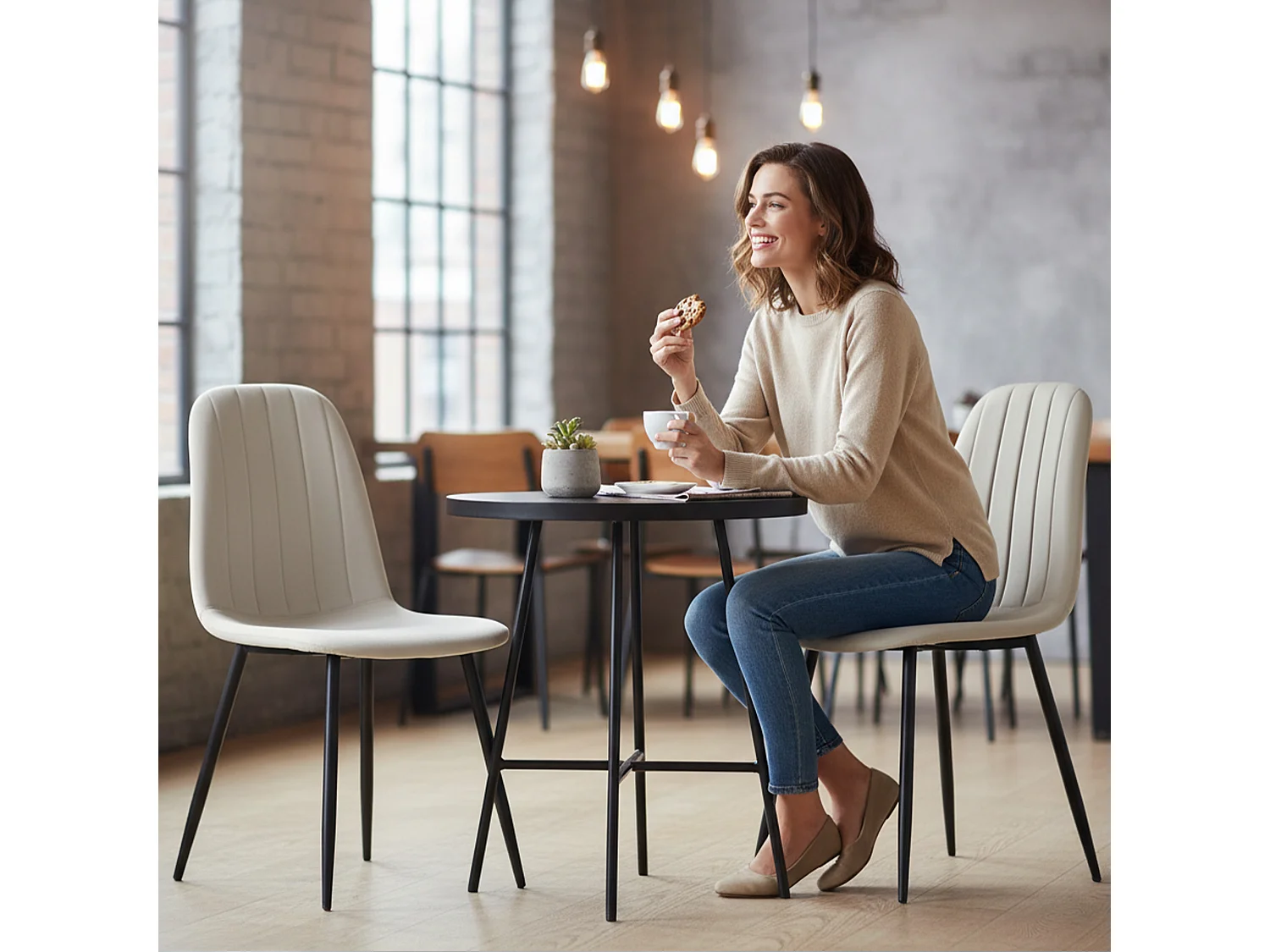 Cadeira de veludo acolchoada LUMO Bege pernas pretas