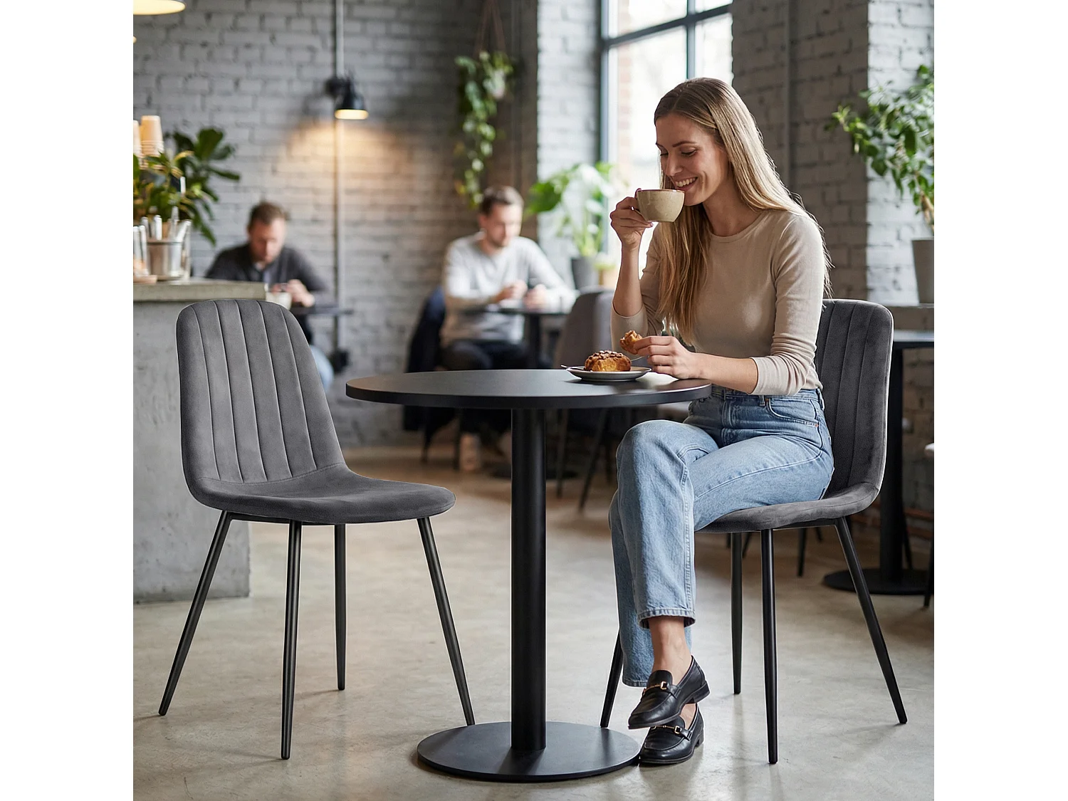 Set van 4 Eetkamerstoelen LUMO / Gestoffeerde Stoelen / Fluwelen Stoelen en Metalen Poten / Antraciet met zwarte benen