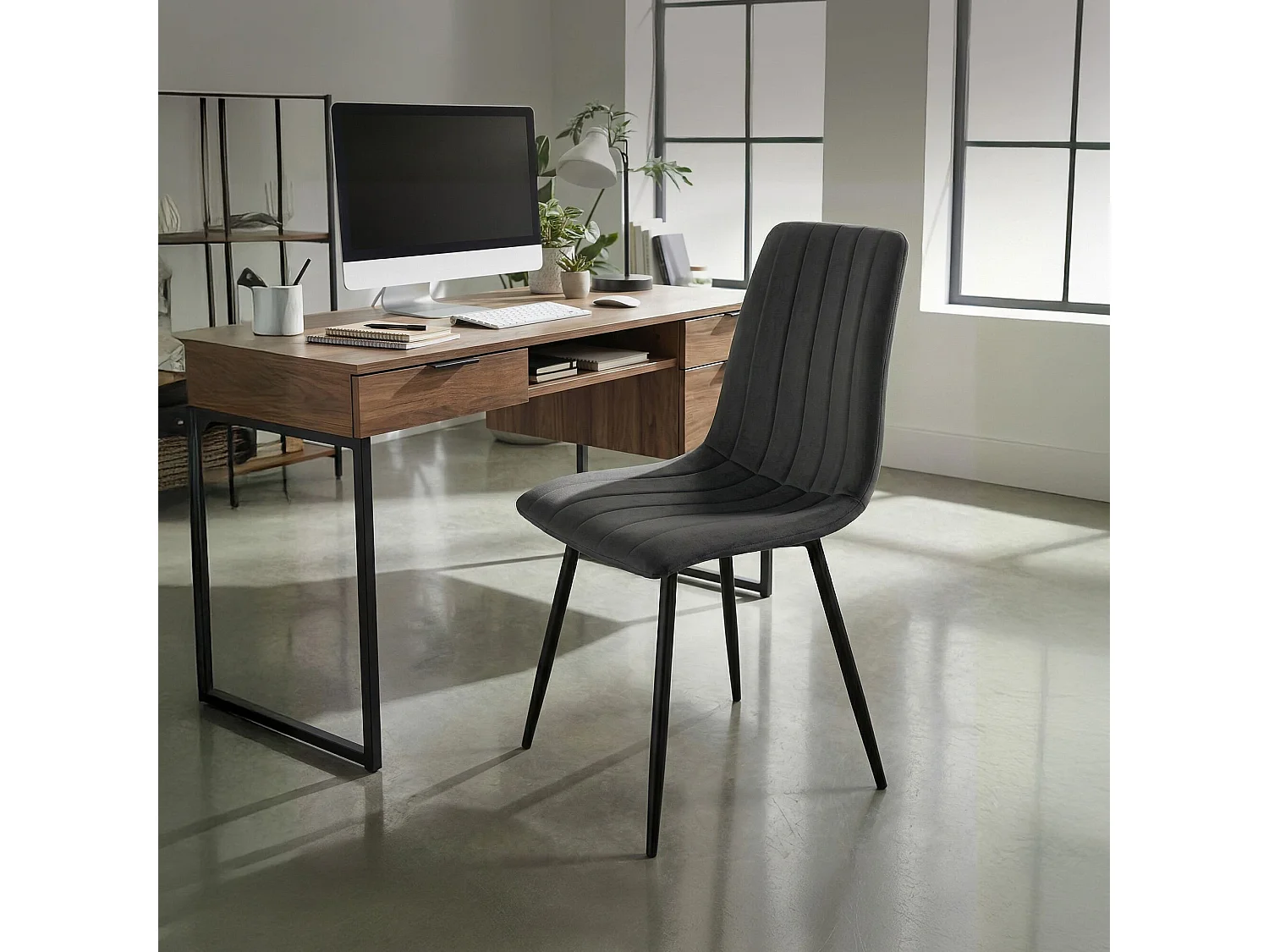 Eetkamerstoel LIVO / Gestoffeerde Stoelen / Fluwelen Stoelen en Metalen Poten / Antraciet met zwarte benen