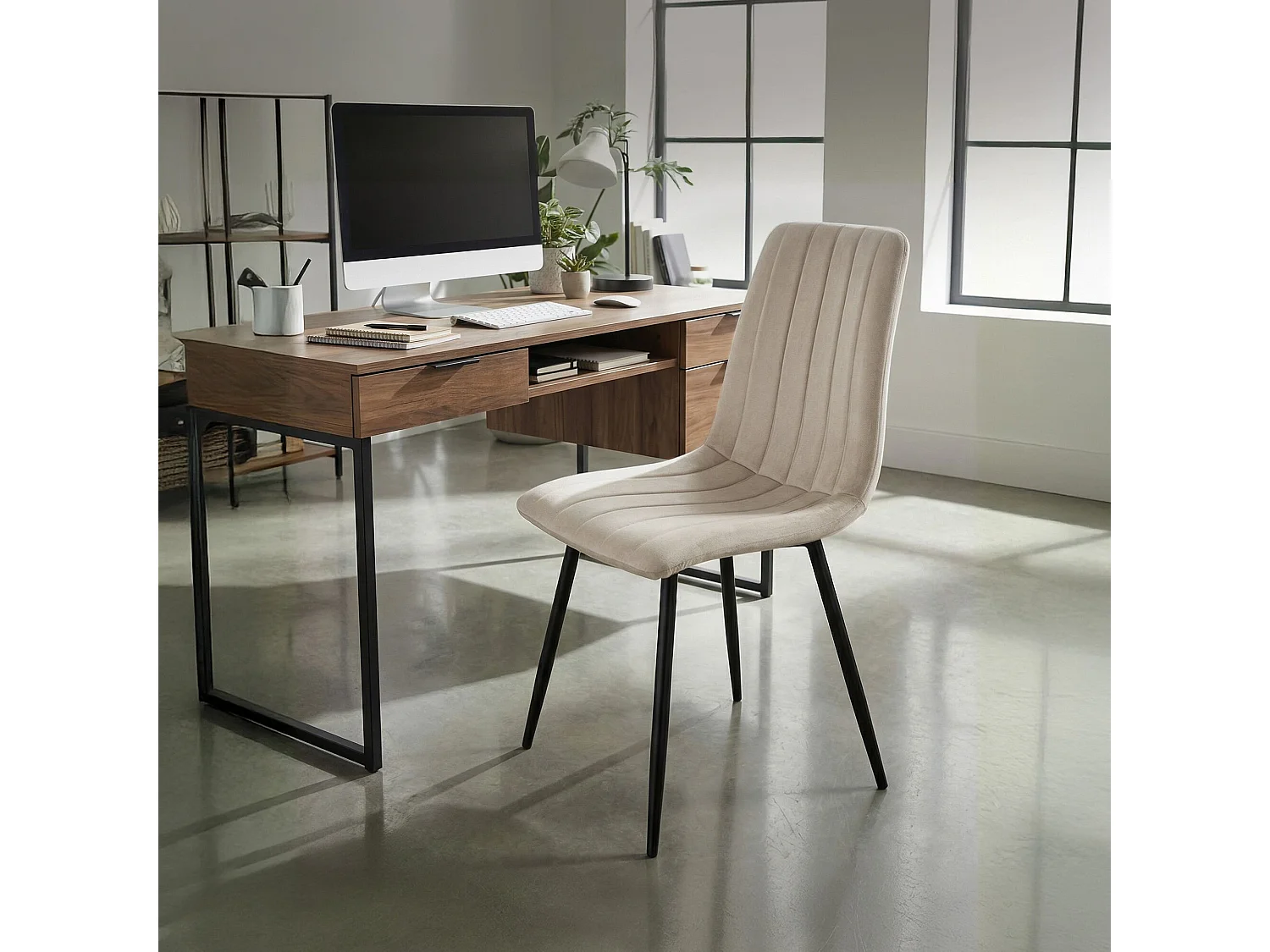 Chaise en velours matelassée LIVO Beige pieds noirs