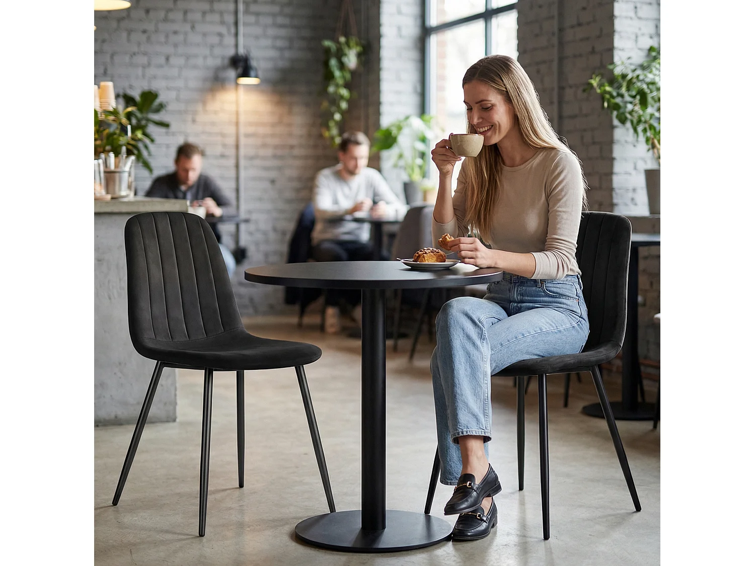 Cadeira de veludo acolchoada LUMO Preta pernas pretas