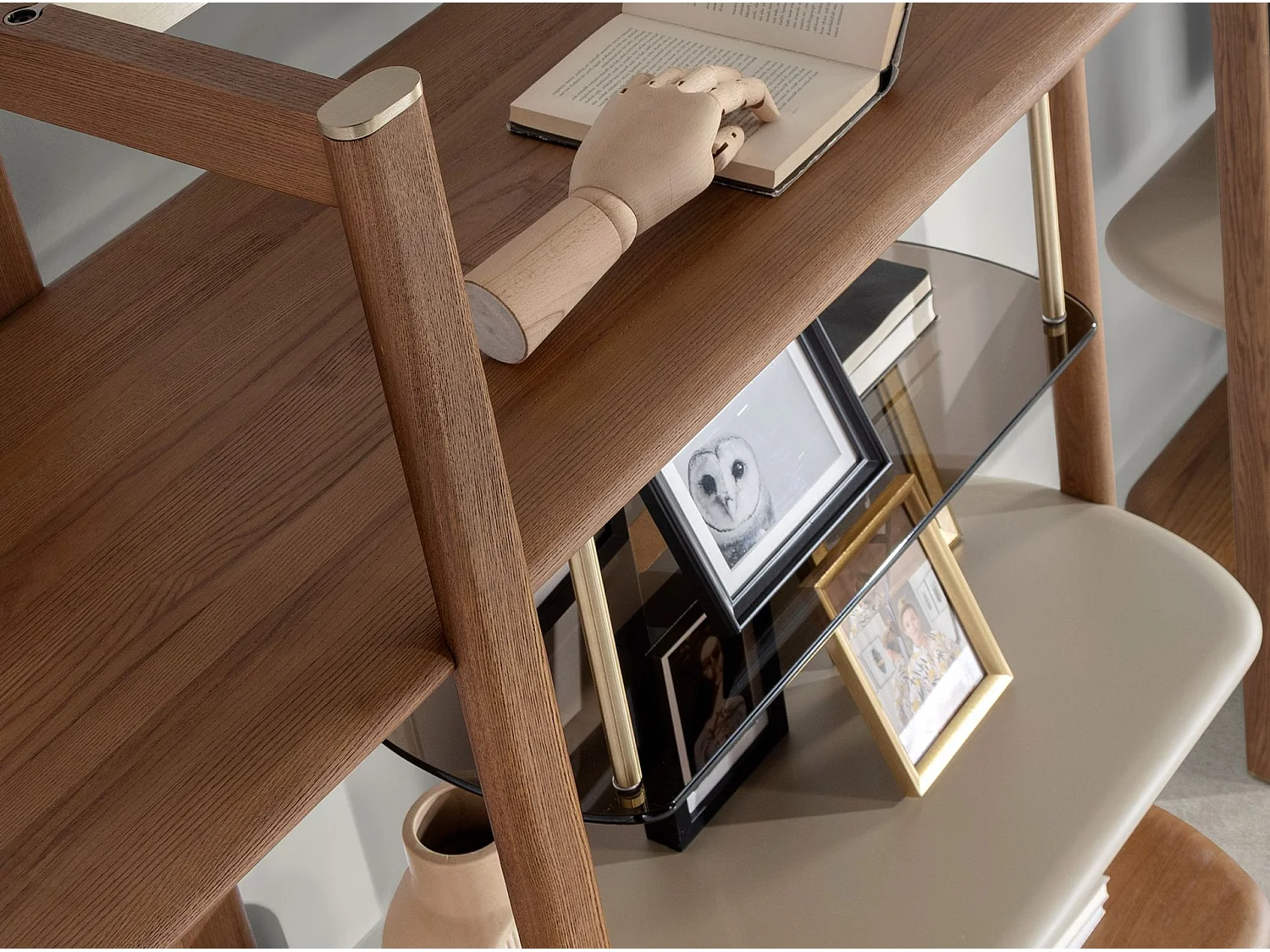 Linkes rechteckiges Regal aus hellem Nussbaumholz und Holz in Greige-Farbe 3300 ANGEL CERDA