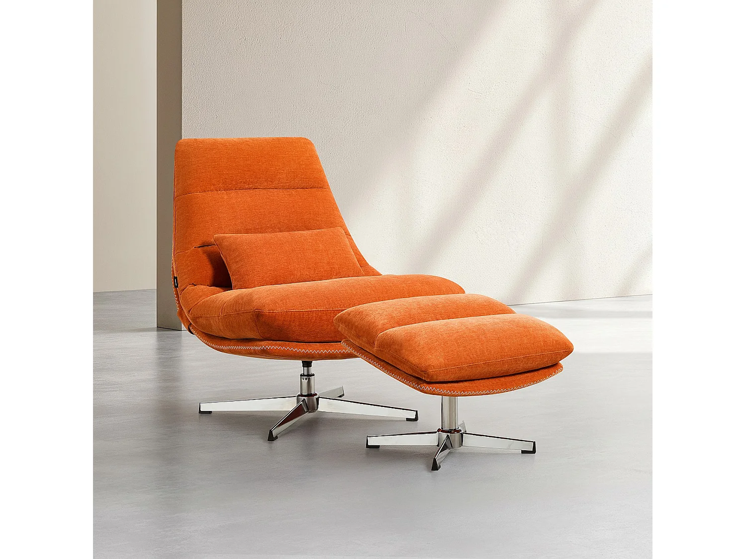 Habitat - Fauteuil pivotant avec repose-pieds en tissu et métal chromé - Orange - Oderzo
