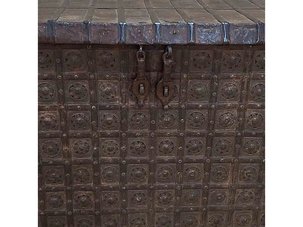 Coffre en bois fait main 139 x 44 x 94 cm (hauteur)