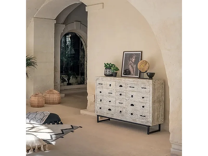 Commode meuble multi-rangements à 12 tiroirs en bois beige blanchi et motifs sculptés - longueur 127 cm x largeur 40 cm x hauteur 94 cm