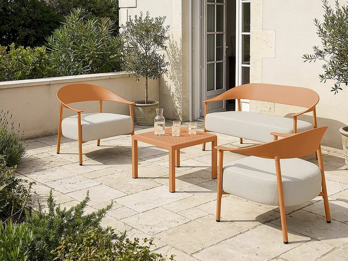 Salón de jardín Céora para 4 personas en plástico naranja con cojines gruesos y mesa baja de diseño moderno