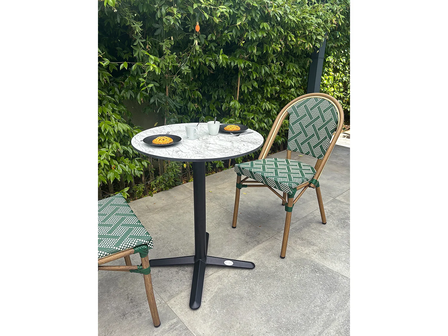Ensemble repas de jardin 2 places en acier et plateau rond en HPL - BISTRO