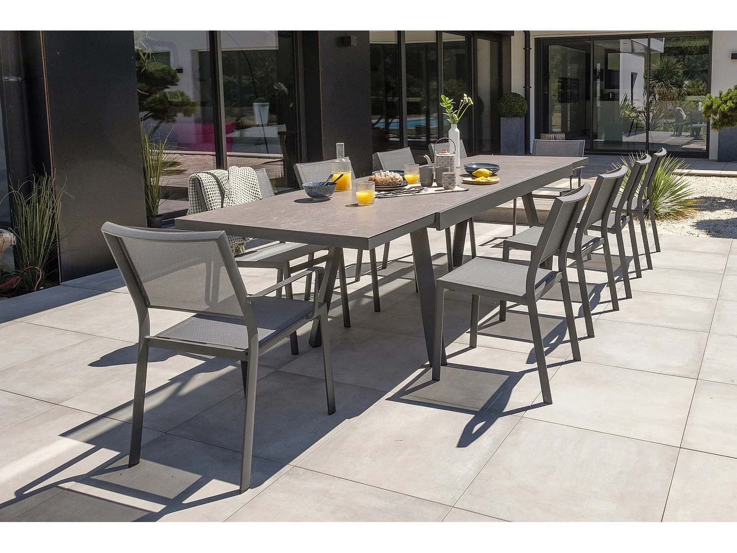Ensemble repas de jardin 10 places en céramique sur verre - STOCKHOLM