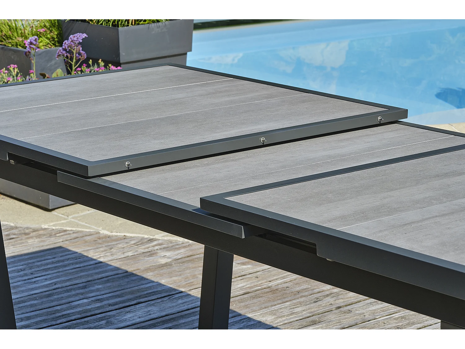 Ensemble repas 6 places en aluminium et plateau céramique