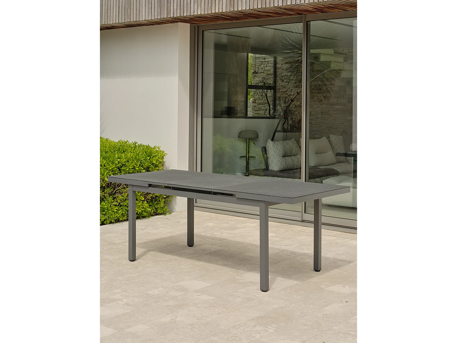 Table en alu et spraystone avec rallonge automatiquee
