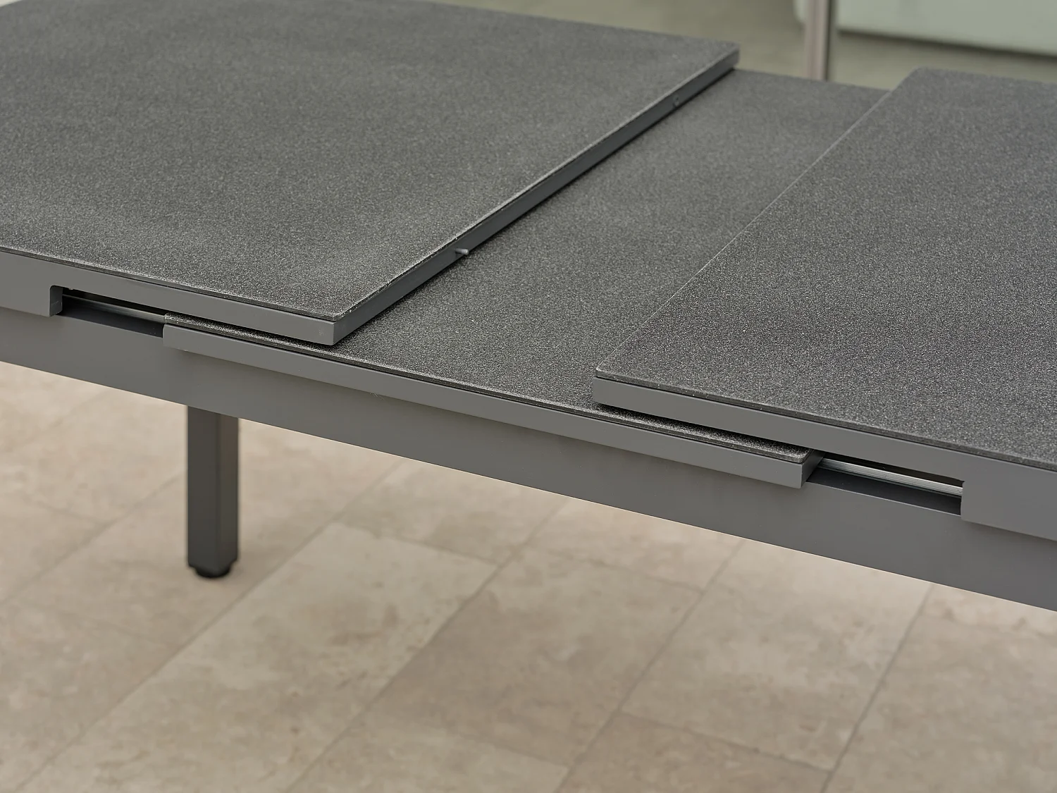 Table en alu et spraystone avec rallonge automatiquee - DANIA