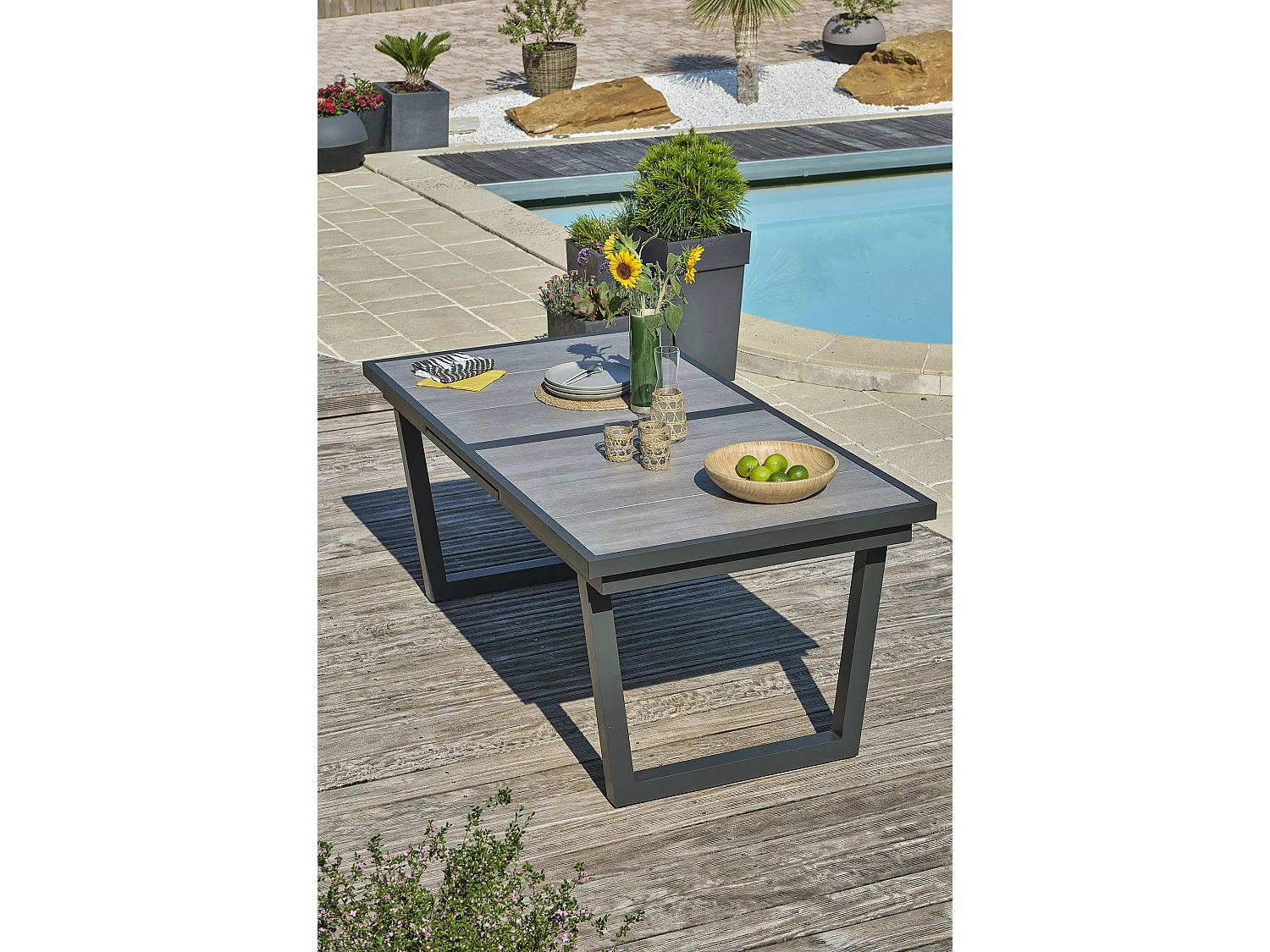 Ensemble repas 8 places en aluminium et plateau céramique