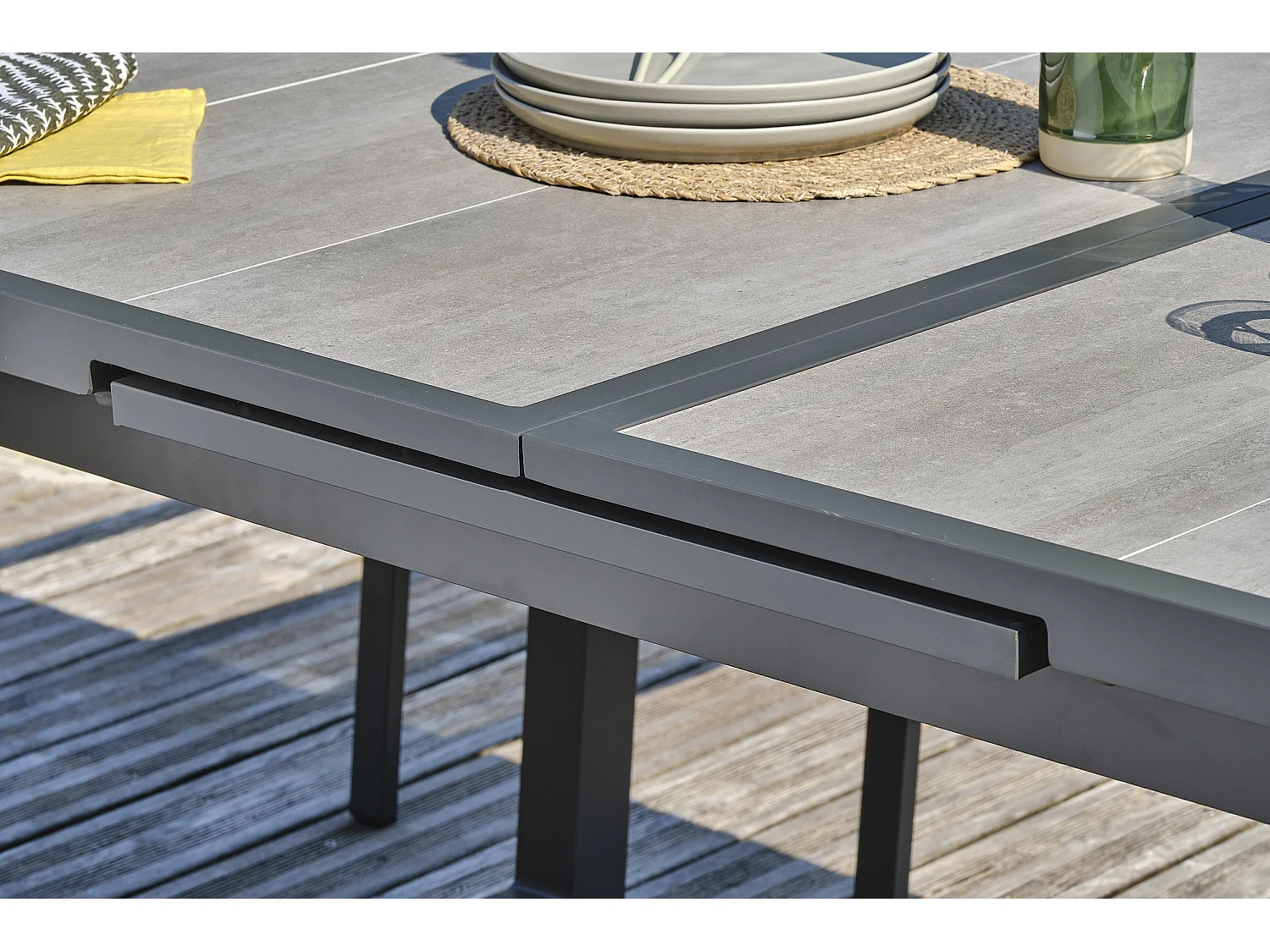 Ensemble repas 8 places en aluminium et plateau céramique