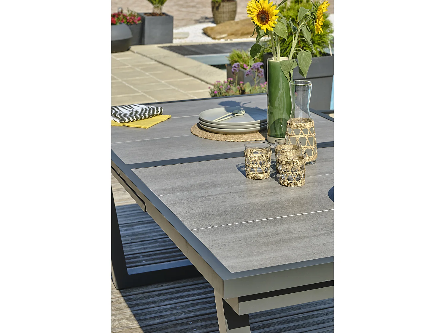 Ensemble repas 8 places en aluminium et plateau céramique - OLHOS