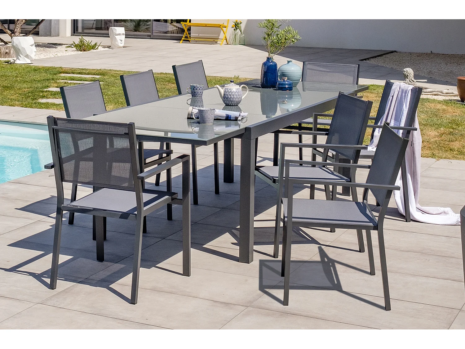 Ensemble repas 8 places en aluminium et plateau verre