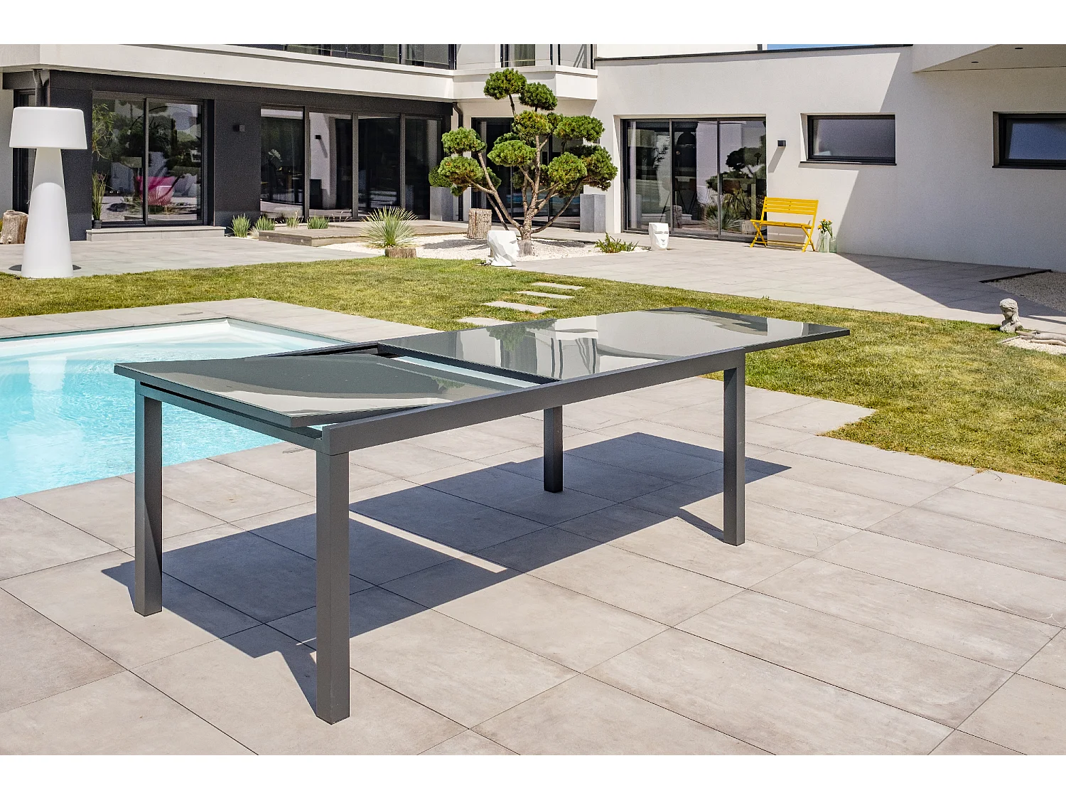Ensemble repas 8 places en aluminium et plateau verre