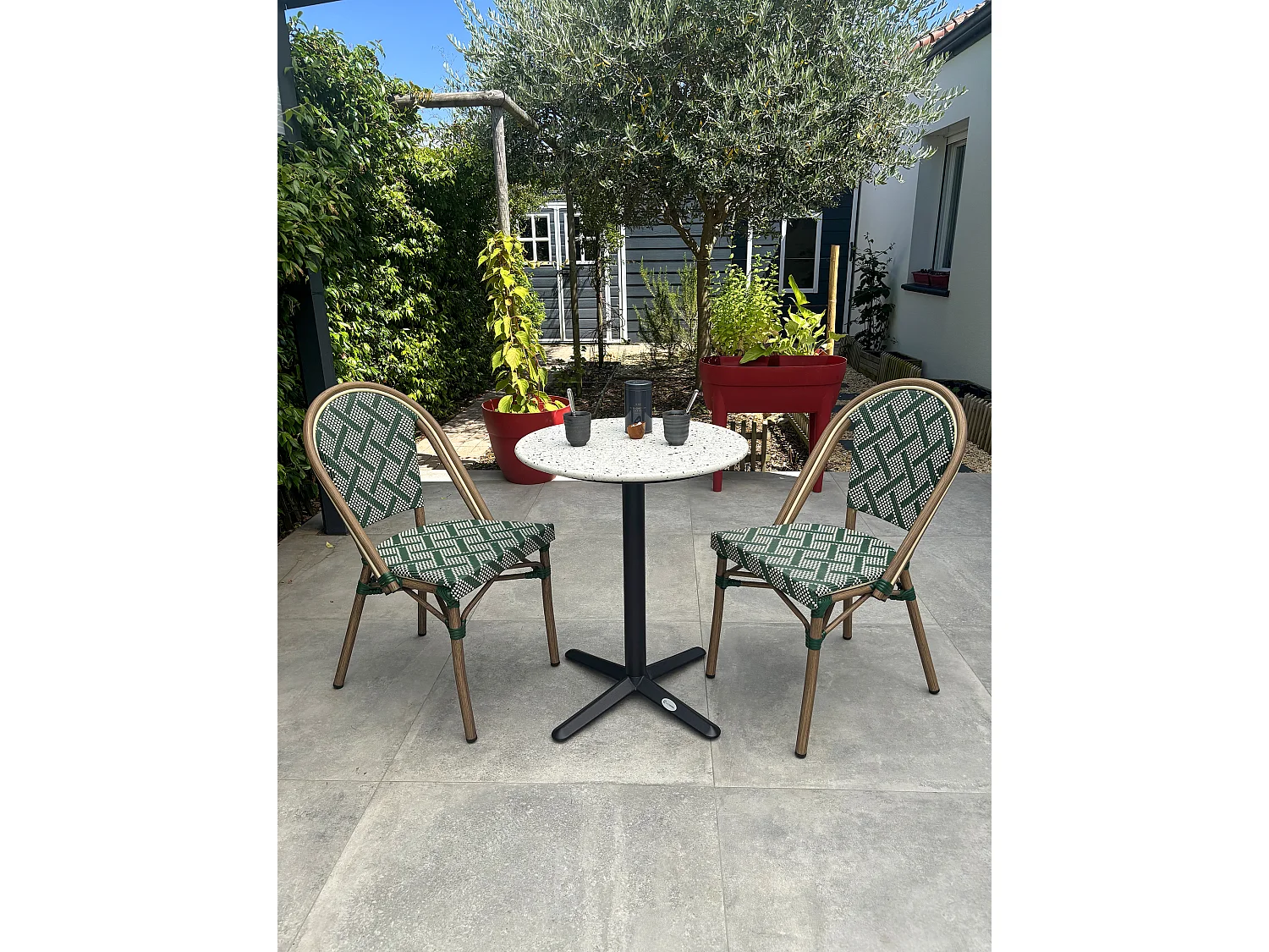 Conjunto de comedor de jardín de 2 plazas de acero y terrazo