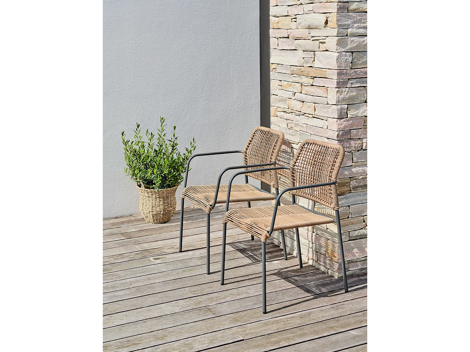 Set aus 2 stapelbarenen Gartensesseln