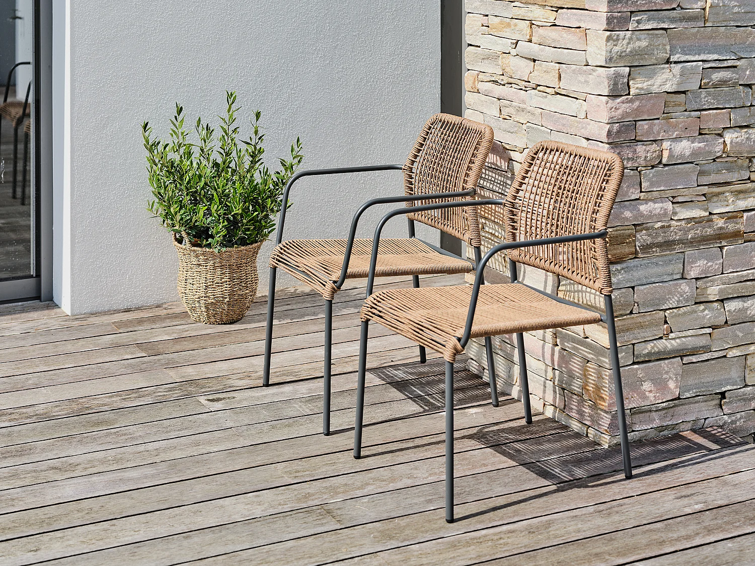 Set aus 2 stapelbarenen Gartensesseln