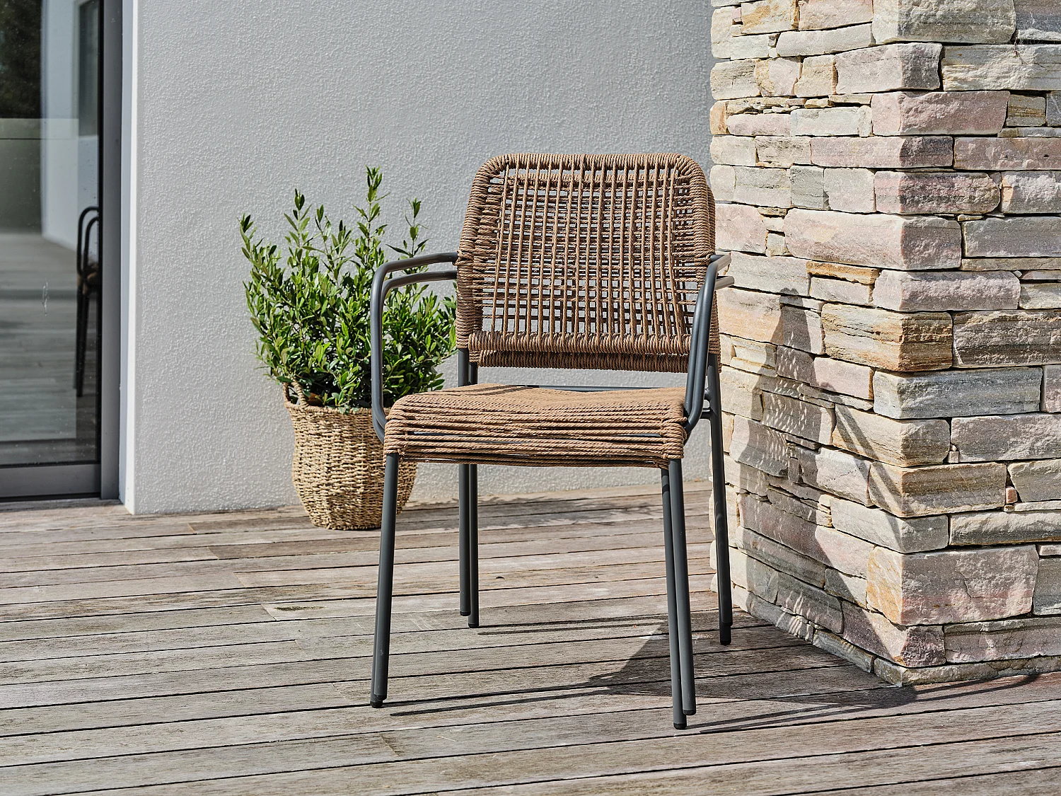 Set aus 2 stapelbarenen Gartensesseln