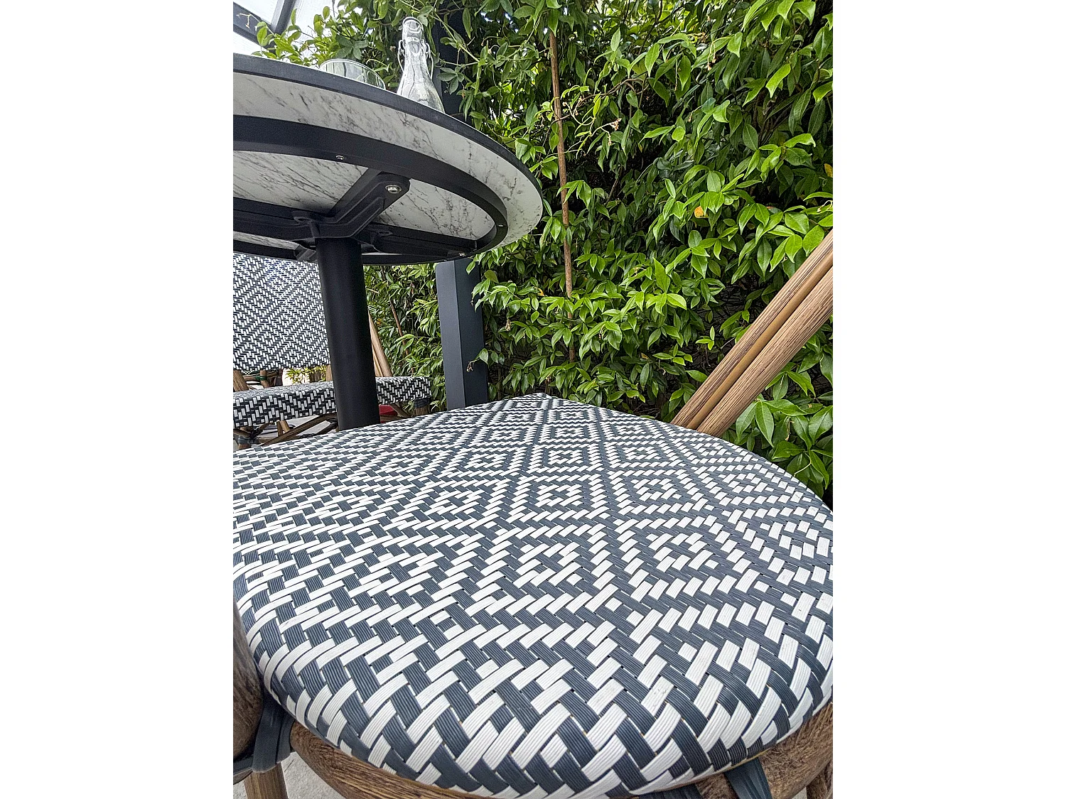 Ensemble repas de jardin en acier et plateau rond en HPL - BISTRO