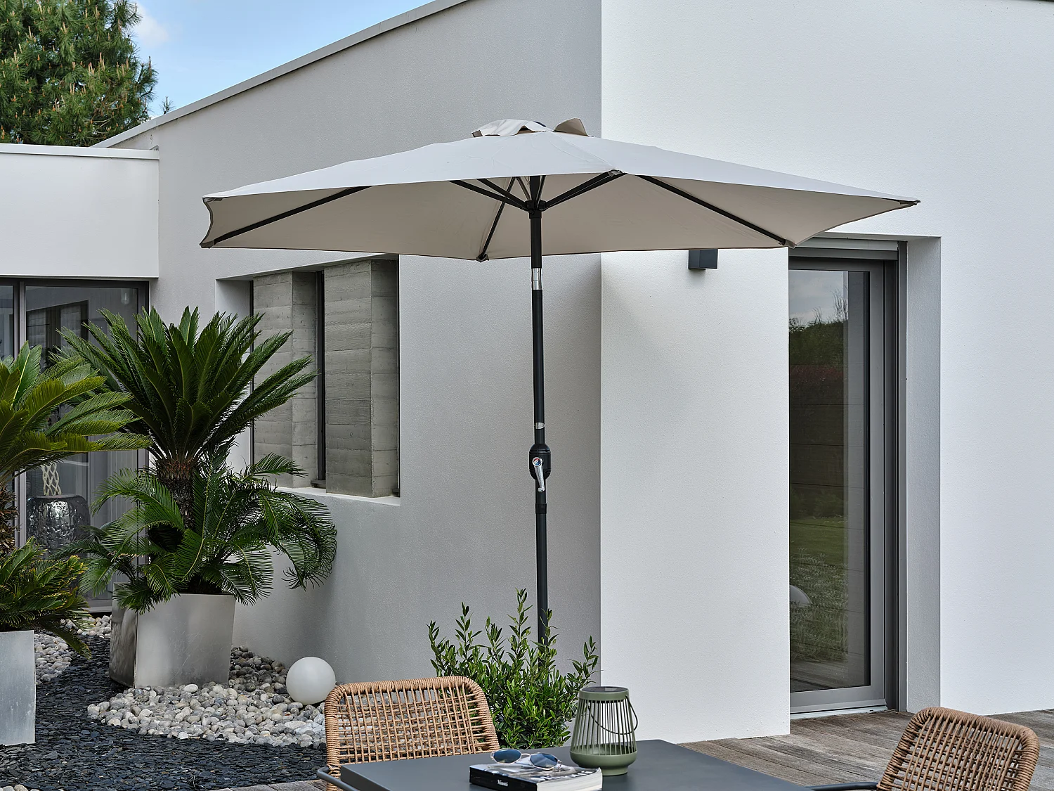 Parasol à manivelle en aluminium  et toile