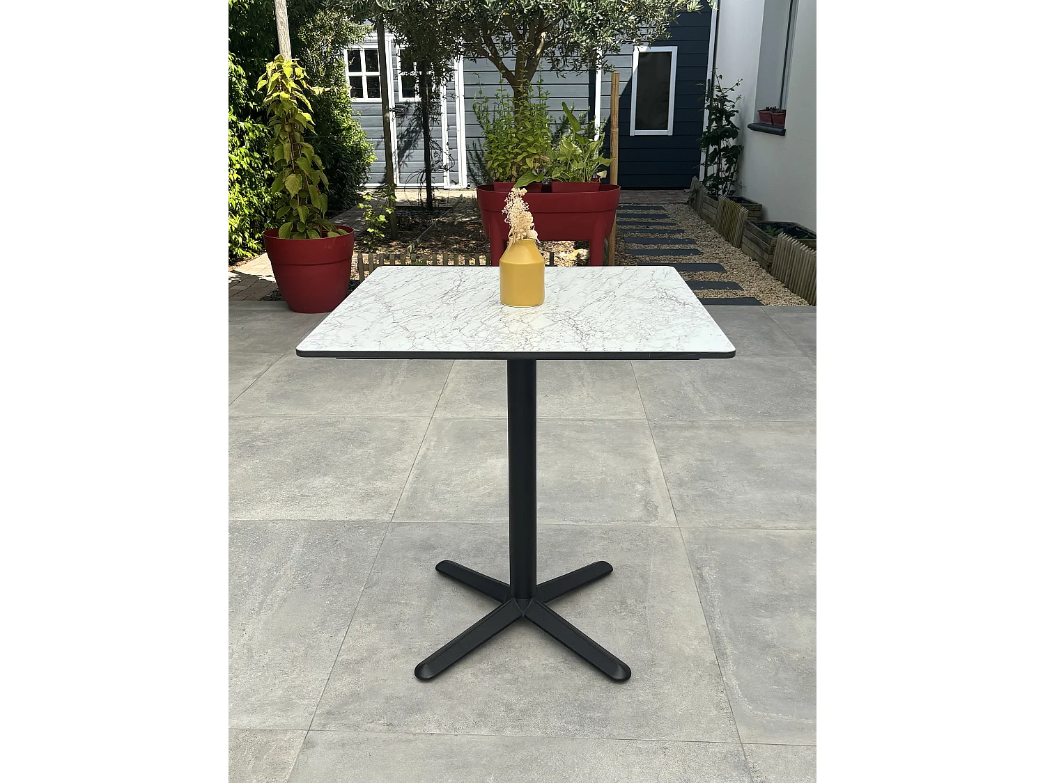 Table carrée de jardin en acier et plateau HPL