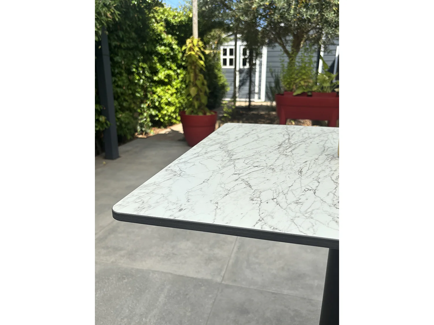 Table carrée de jardin en acier et plateau HPL