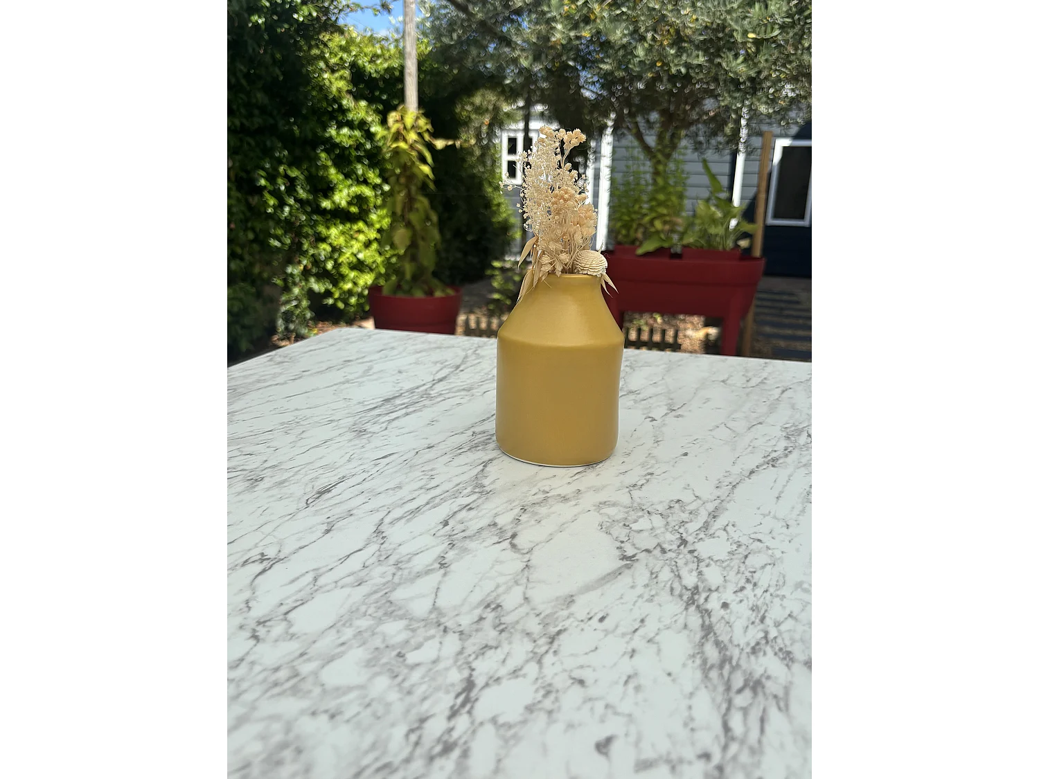 Table carrée de jardin en acier et plateau HPL