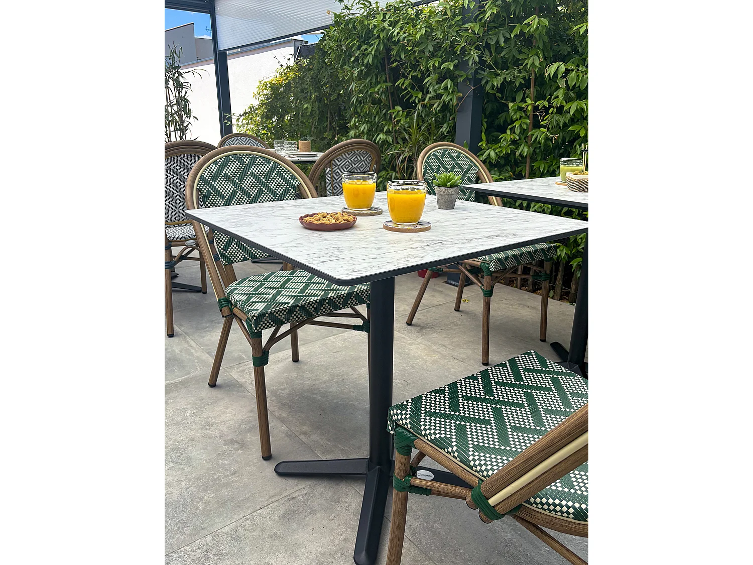 Table carrée de jardin en acier et plateau HPL