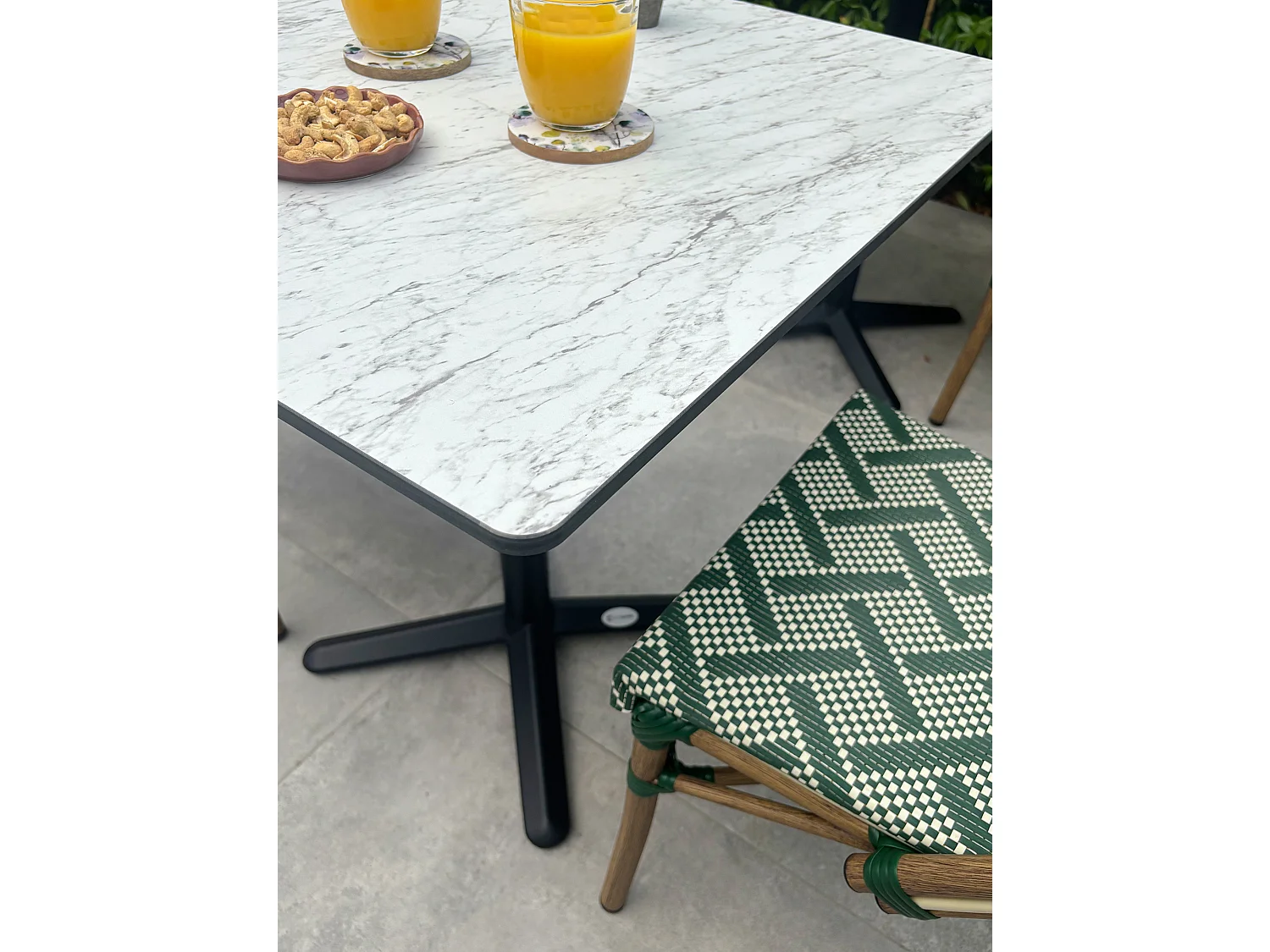 Table carrée de jardin en acier et plateau HPL