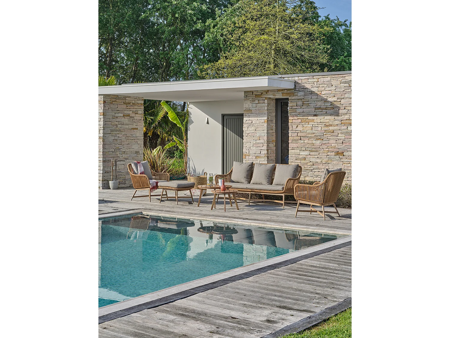 Niedriger 5-Sitzer-Gartentisch aus Alu in Holzoptik, Teak und gewebtem Seil