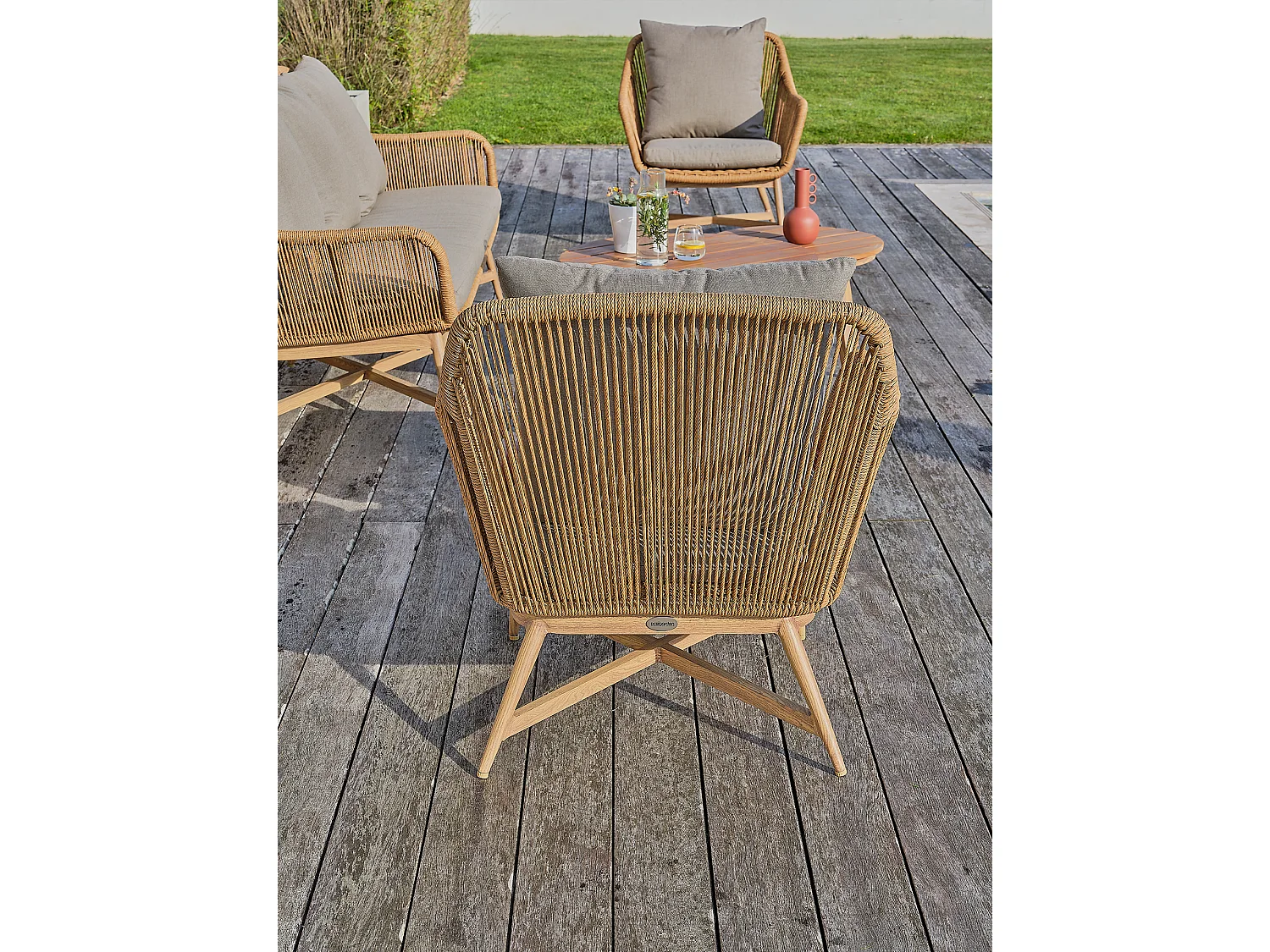 Niedriger 5-Sitzer-Gartentisch aus Alu in Holzoptik, Teak und gewebtem Seil