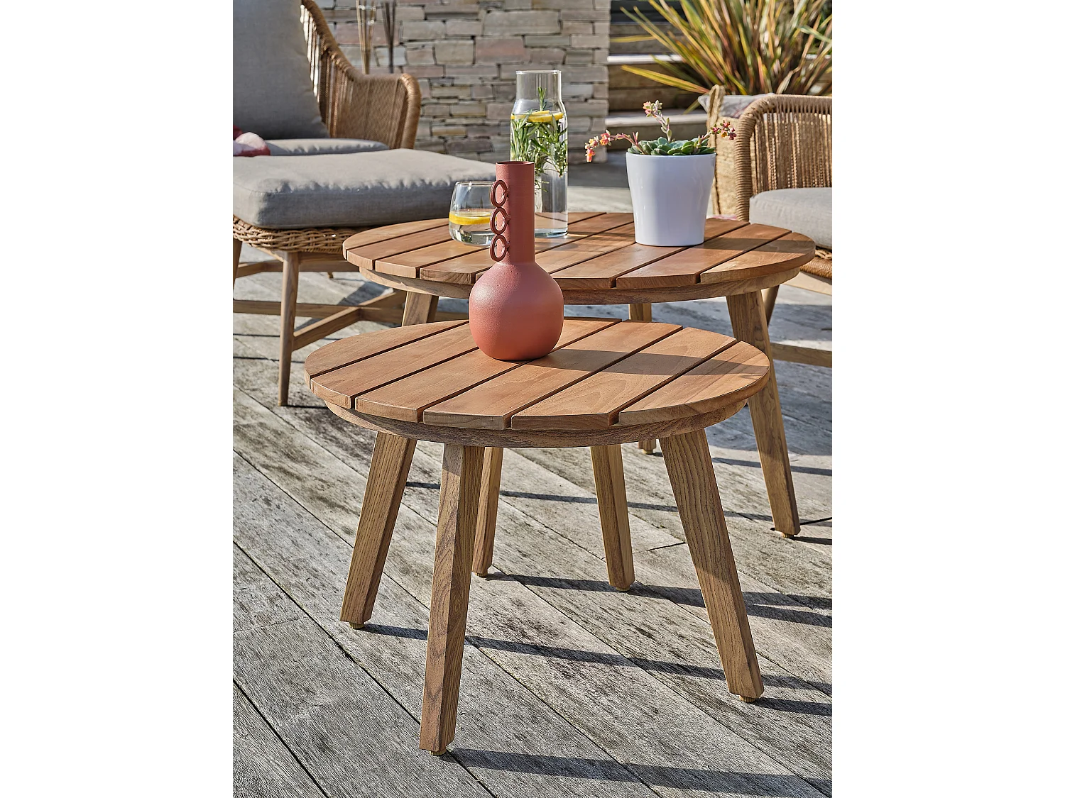 Niedriger 5-Sitzer-Gartentisch aus Alu in Holzoptik, Teak und gewebtem Seil