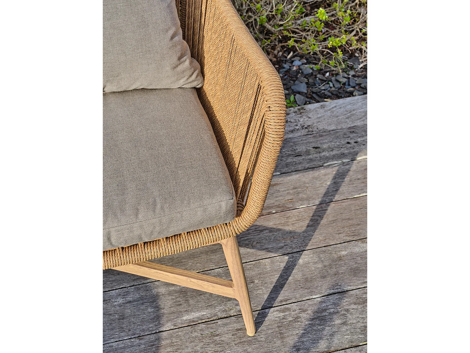 Niedriger 5-Sitzer-Gartentisch aus Alu in Holzoptik, Teak und gewebtem Seil