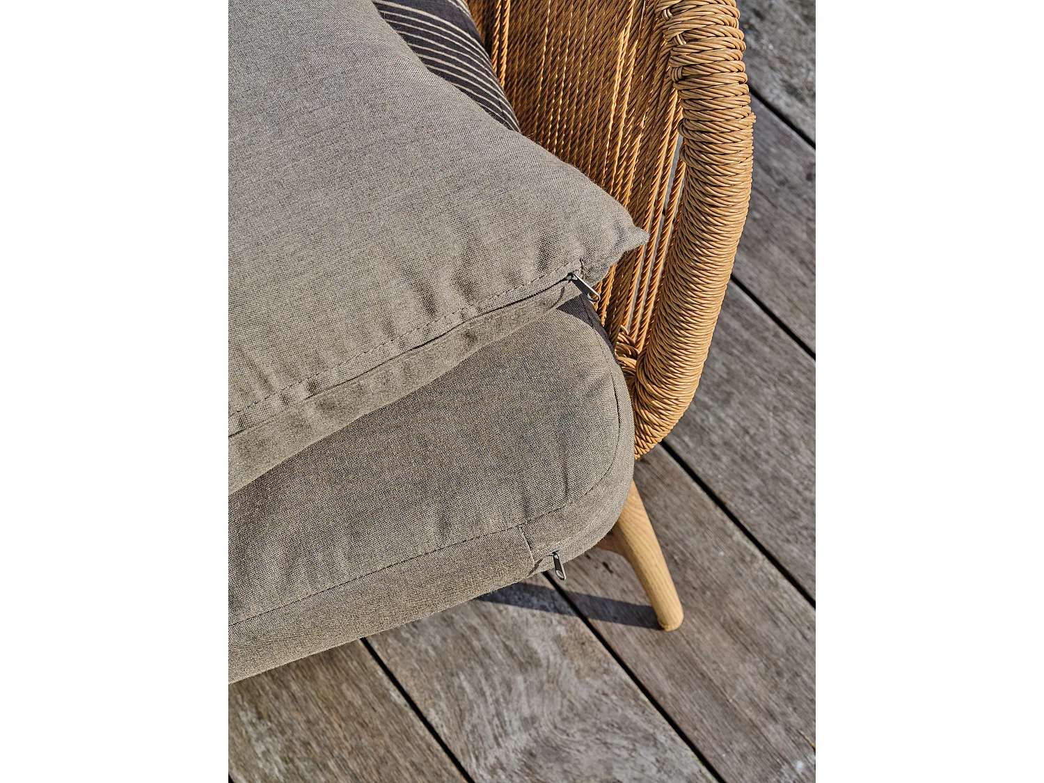 Niedriger 5-Sitzer-Gartentisch aus Alu in Holzoptik, Teak und gewebtem Seil