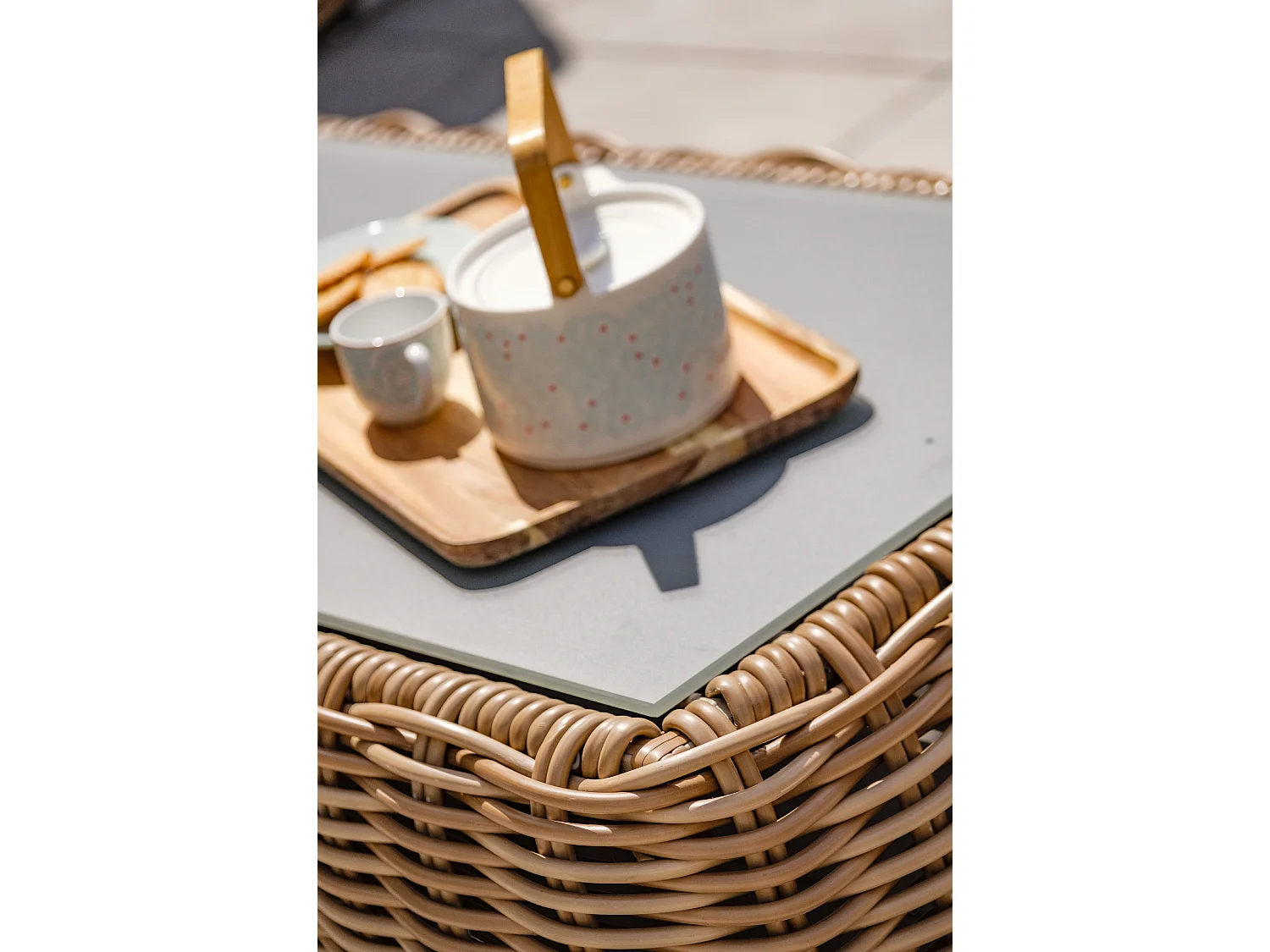 Table basse en résine tressée et plateau verre