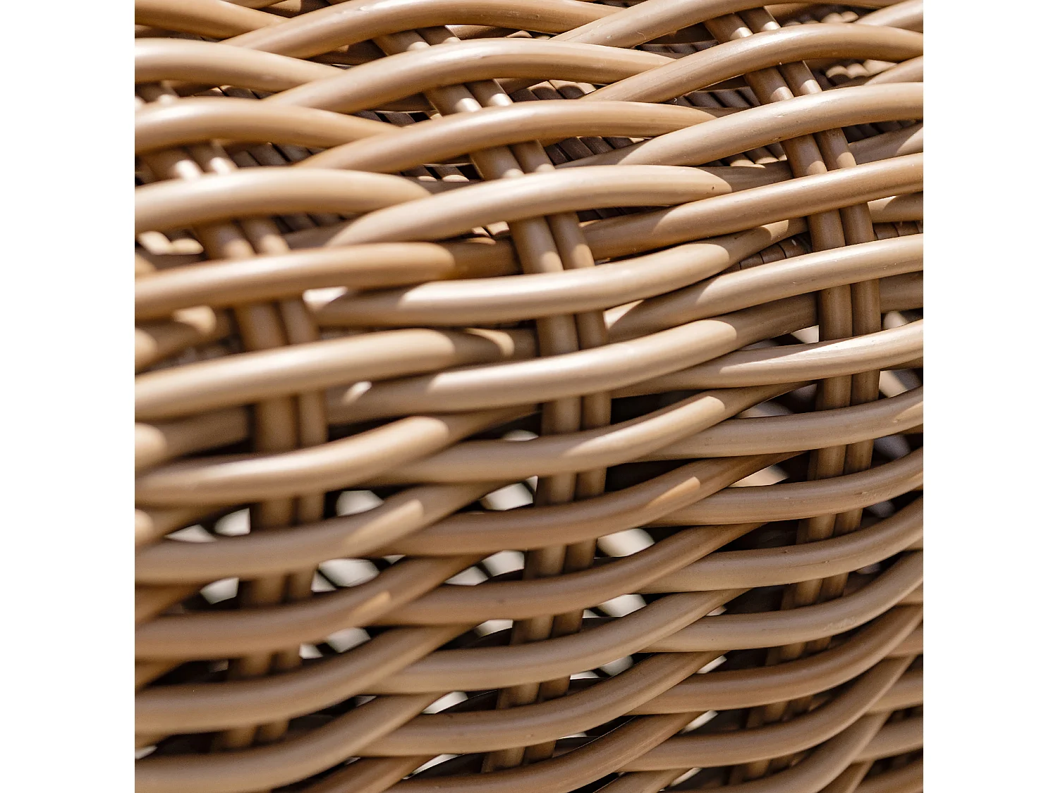 Table basse en résine tressée et plateau verre