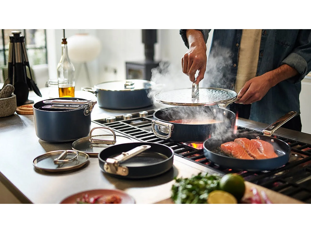 Kleine Joseph Joseph Space koekenpan 15 cm (1.4 qt), anti-aanbak, met inklapbare handgreep en deksel, geschikt voor inductie en oven tot 232°C.