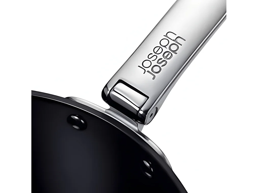 Kleine Joseph Joseph Space koekenpan 15 cm (1.4 qt), anti-aanbak, met inklapbare handgreep en deksel, geschikt voor inductie en oven tot 232°C.