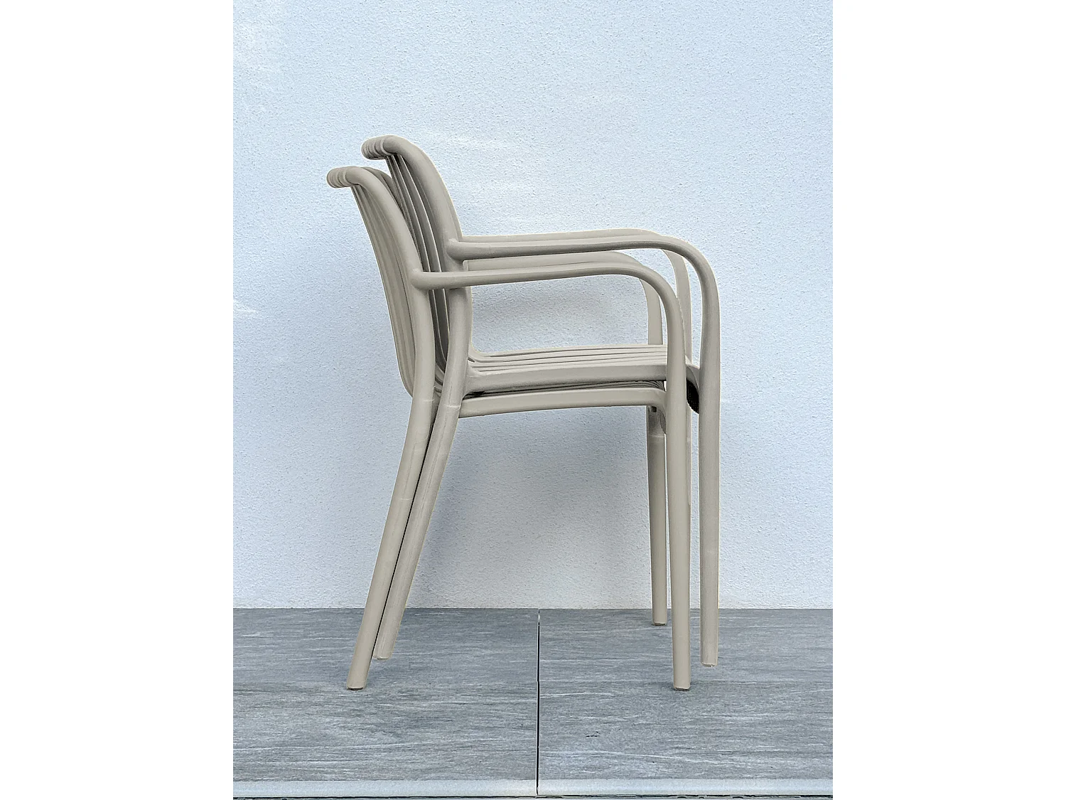 Set mit 2 stapelbaren Gartensesseln aus Polypropylen