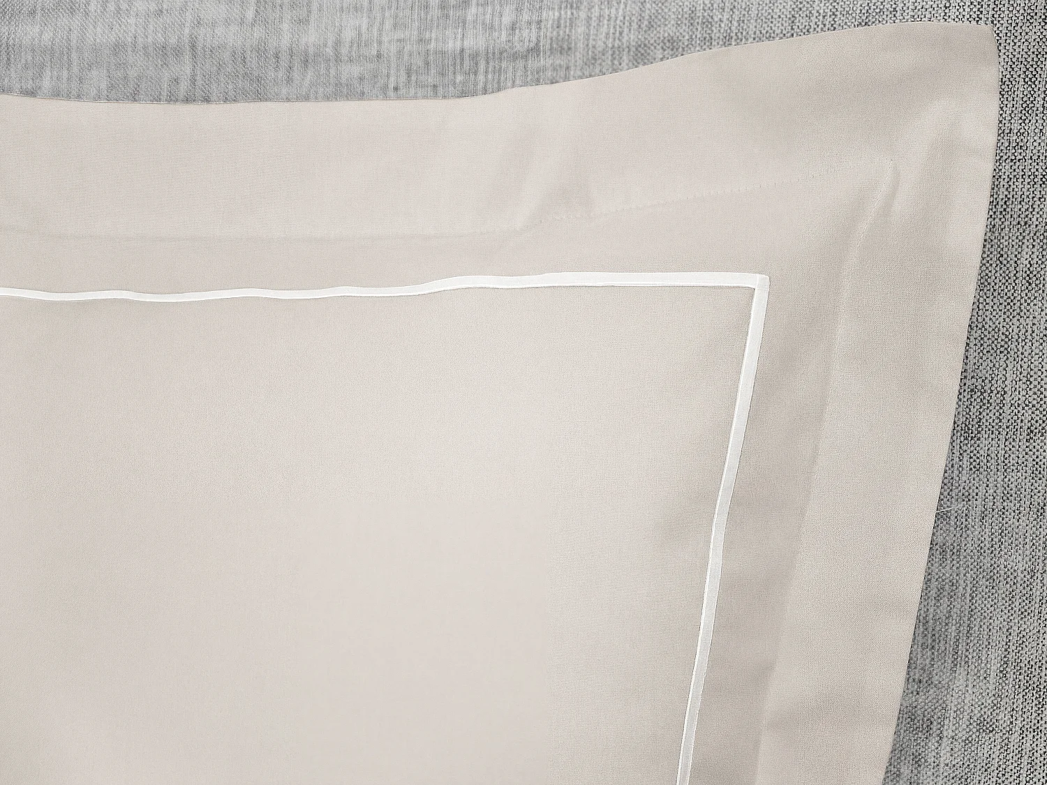 Parure de lit percale 80 fils/cm² - Housse de couette 220 x 240 cm + 2 taies d'oreiller  - Beige bourdon blanc - CHARMY de PALACIO