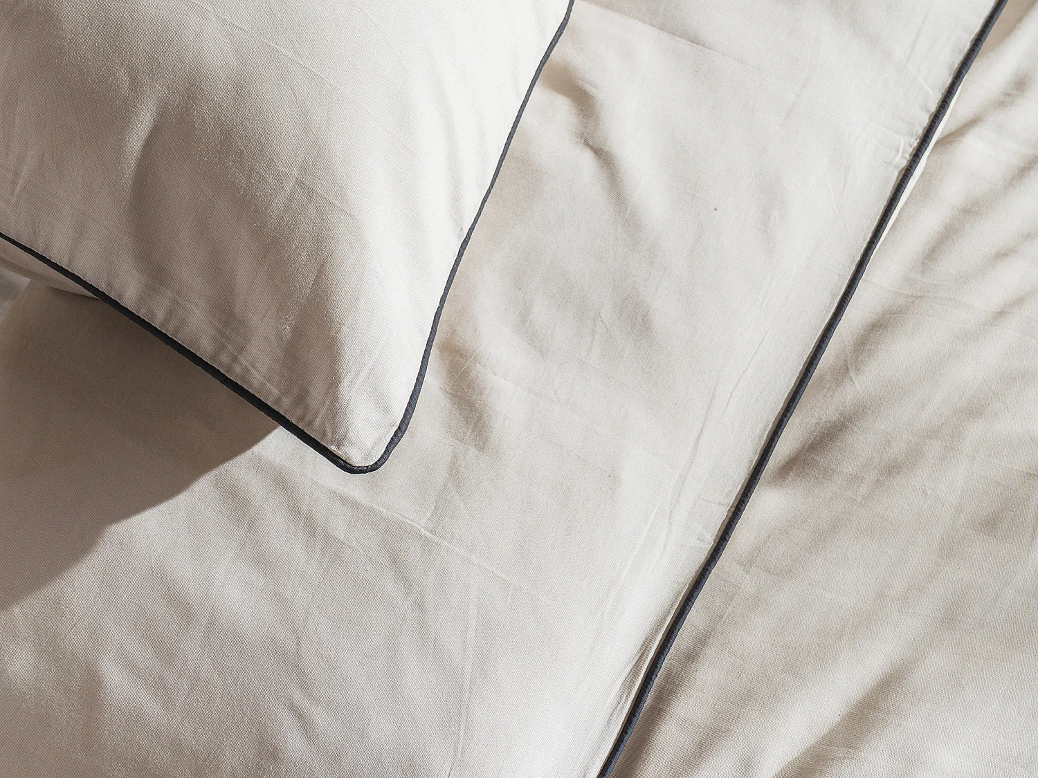 Parure de lit percale de coton 80 fils/cm² - Housse de couette 220 x 240 cm + 2 taies d'oreiller 63 x 63 cm - Beige passepoil noir - AGAMI de PALACIO